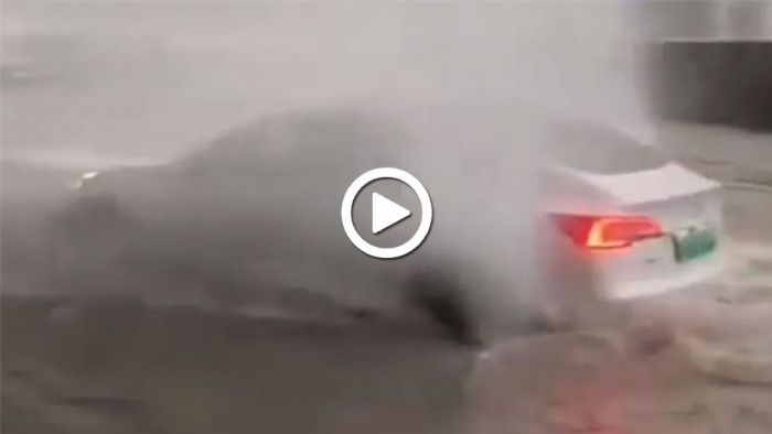 Video: Tesla σαν ταχύπλοο «δεν μασάει» στην πλημμύρα!