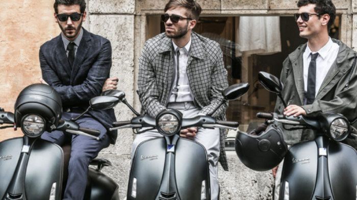 Πιο στιλάτοι γίνεται; Δε γίνεται! Vespa 946 Emporio Armani, με τα αντίστοιχα μοντέλα αναβάτες