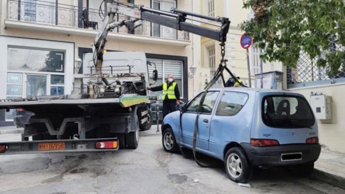 Δ. Αθηναίων: Μαζεύει τα εγκαταλειμμένα οχήματα και στρώνει άσφαλτο  