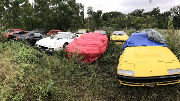 11 Ferrari σαπίζουν σε χωράφι 