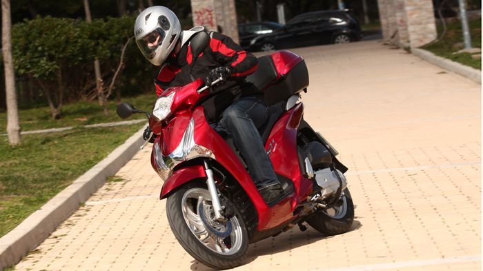 Το Honda SH 150i είναι εξαιρετικά ευέλικτο και οικονομικό. Στο τελευταίο παίζει ρόλο ο κινητήρας eSP και το σύστημα Idle Stop.
