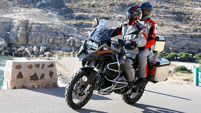 Το νέο R 1200 GS Adventure παρουσιάσε η BMW. Το γερμανικό mega on-off εμφανίζεται συνολικά βελτιωμένο σε σχέση με το μοντέλο που αντικαθιστά.
