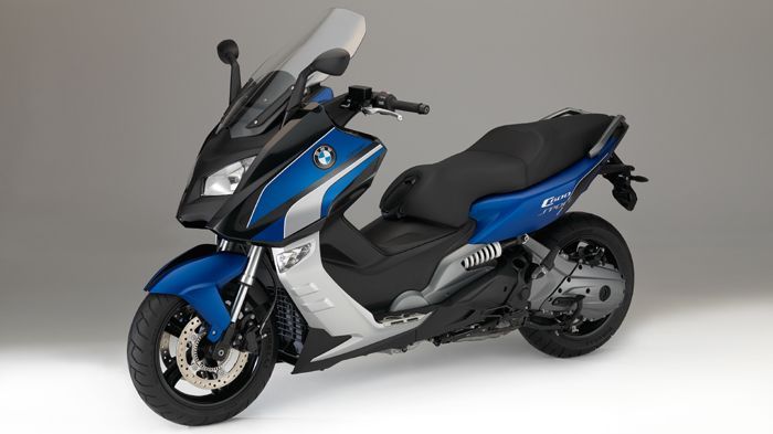 Όμορφο το μπλε / μαύρο, και γκρι BMW C 600 Sport της special έκδοσης. Στα στάνταρ αξεσουάρ του περιλαμβάνεται τελικό της Akrapovic και sport σέλα.