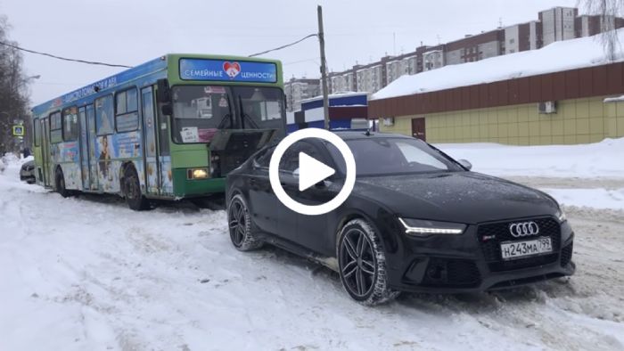 Audi RS7 ξεκολλάει λεωφορείο από τα χιόνια