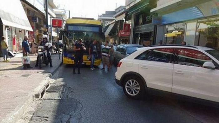 Ελληνικό παρκάρισμα στη μέση του δρόμου