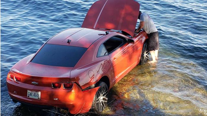 Έριξε Camaro σε λίμνη και προσπαθούσε να οδηγήσει