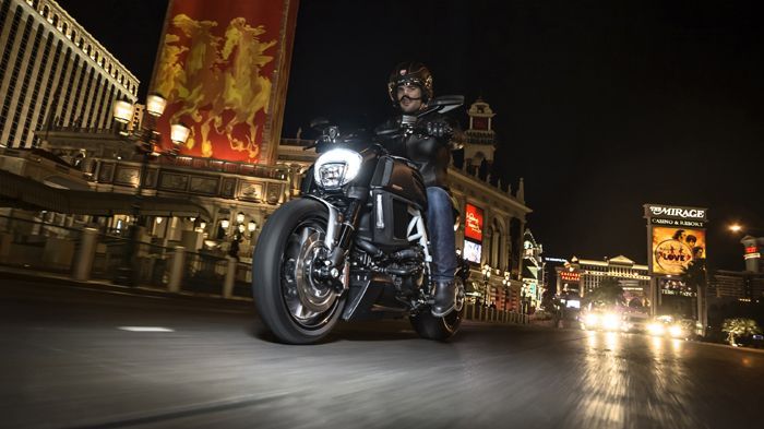 Η Ducati παρουσίασε το ανανεωμένο Diavel στο Σαλόνι Αυτοκινήτου της Γενεύης.
