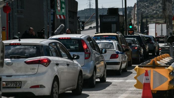 Ουρές χιλιομέτρων στα διόδια της Αττικής 