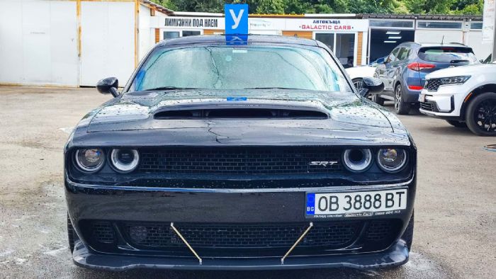 Ποιο Υaris; Στην Βουλγαρία κάνουν μαθήματα σε Dodge Challenger!