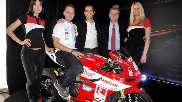 Ο οδηγός της αγωνιστικής ομάδας της Kosmocar EKO Ducati team, Γιώργος Παπασταύρου, με τον κ. Στήβεν Σίρτη και τον κ. Γιάννη Ψυχογιό.