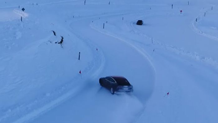 Tesla Model 3 κάνει drift στον πάγο (+vid)