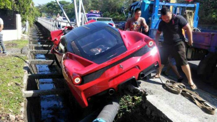 Ferrari 458 γλίτωσε το «μπάνιο» στο τσακ  