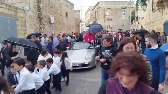 Παιδιά τραβούν Porsche ιερέα (+vid)