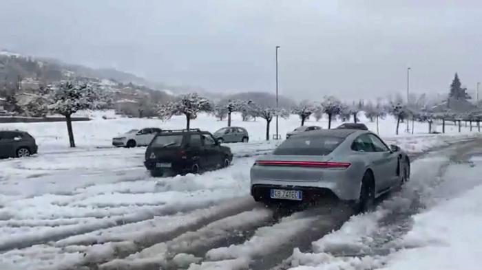 Ταπεινό Fiat Panda σε κόντρα με Porsche Taycan (+vid)