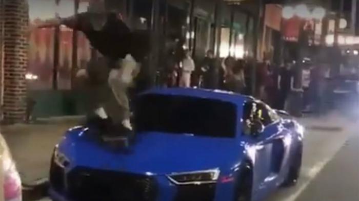 Νεαρός πατάει με skateboard Audi R8 (+vid)