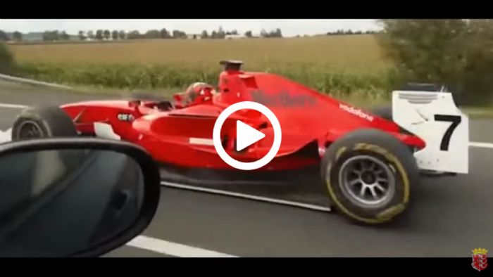 Formula με διακριτικά Ferrari σε δημόσιο δρόμο