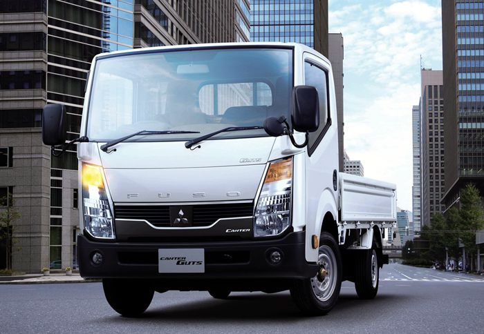 To Nissan Cabstar με λογότυπο Fuso