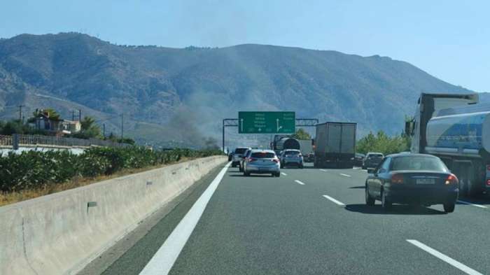 Φωτιά στην Αθηνών-Κορίνθου από ανατροπή βυτιοφόρου