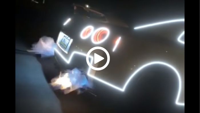 Nissan GT-R γέμισε με λαμπιόνια για χάρη των γιορτών 