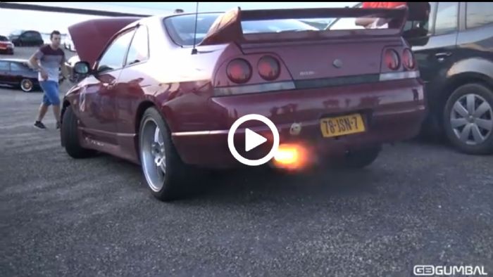 GT-R R33 πετάει φλόγες και κάνει burnout