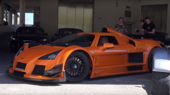 Νεαρή με Gumpert Apollo S (+video)