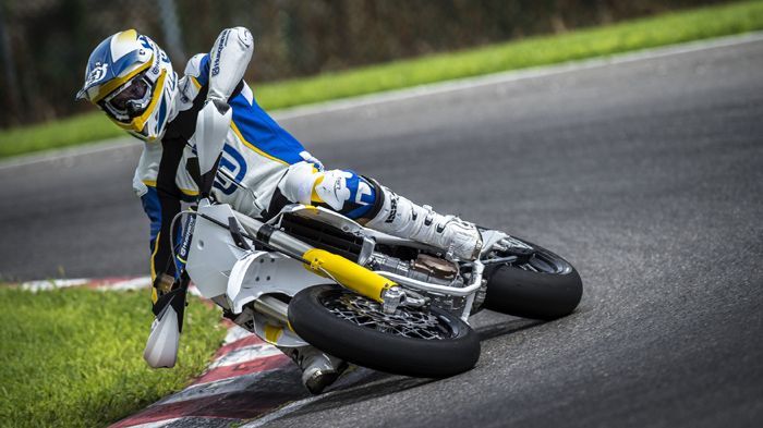 Ιστορικό παρελθόν και στο Supermoto διαθέτει η Husqvarna, και για το 2015 επιστρέφει με το νέο, αγωνιστικό SM FS 450.