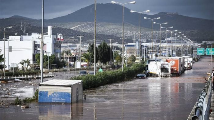 Κακοκαιρία: Ποτάμια οι δρόμοι