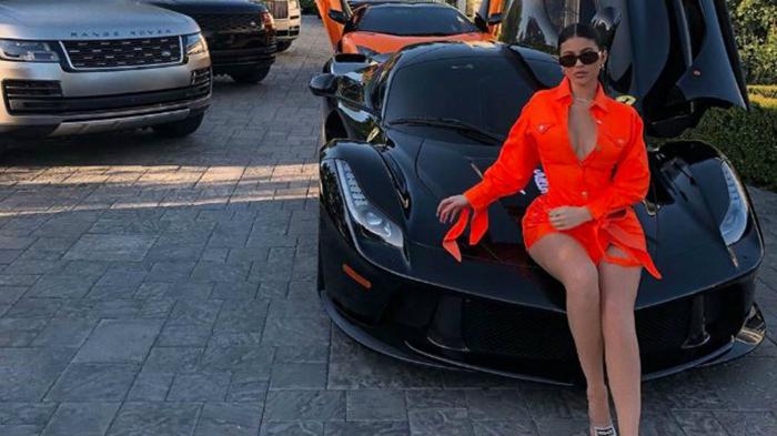 Η Kylie Jenner πήρε και Βugatti Chiron (+vid)