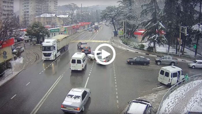 Ανίκητο Lada: Παρκάρει... τρακάροντας! 