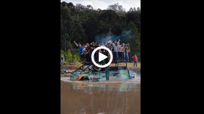 Monster Truck στέλνει για λασπόλουτρο τους επιβάτες!