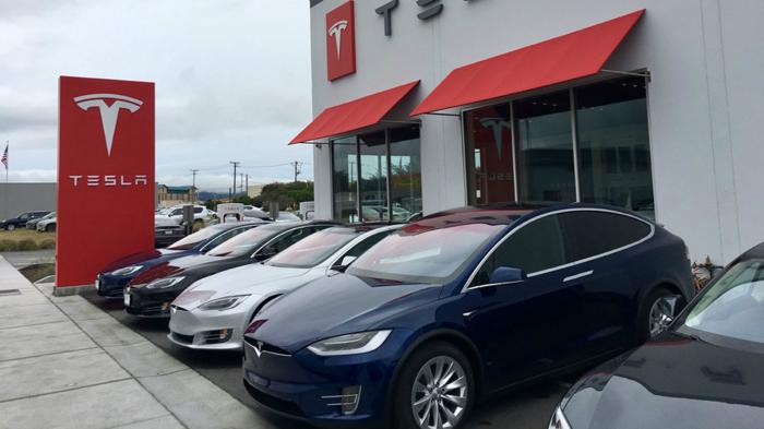 Μειώνει τις τιμές των βασικών εκδόσεων η Tesla  