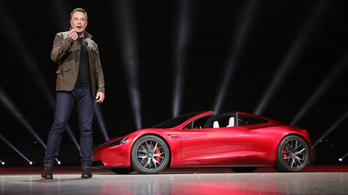 Musk: «Πιο πίσω το Roadster»