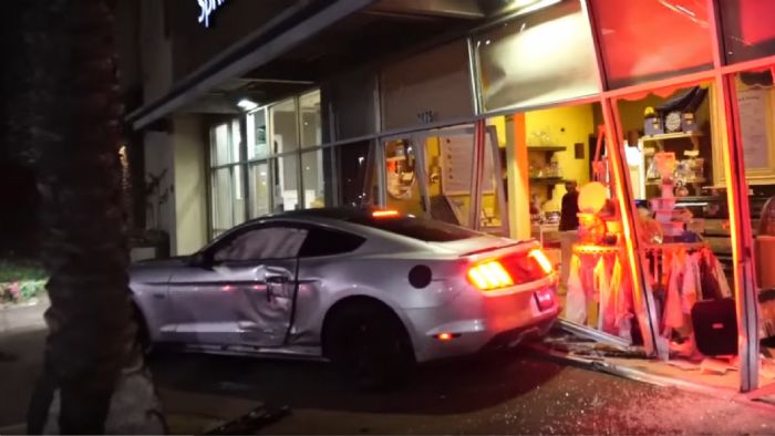 Νεαρός έστειλε Μustang GT σε ζαχαροπλαστείο (+video)