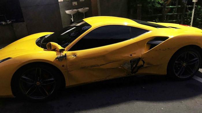 Ντελιβεράς έπεσε πάνω σε τρεις Ferrari