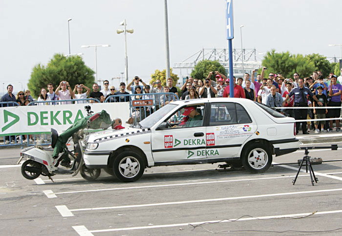 Crash test αυτοκινήτου με μοτοσικλέτα