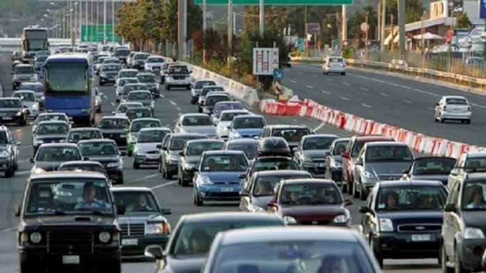 Mε το πόδι στο γκάζι οι Έλληνες το τριήμερο