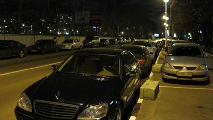 Συλλήψεις ατόμων για parking έξω από κέντρα διασκέδασης