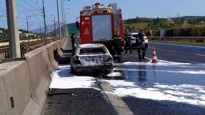 Περιπολικό πήρε φωτιά εν κινήσει στην Αττική Οδό