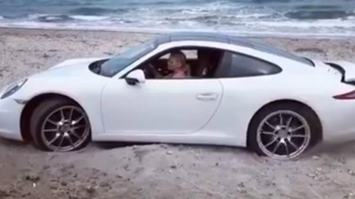 Porsche 911 κόλλησε στην παραλία (+vid)