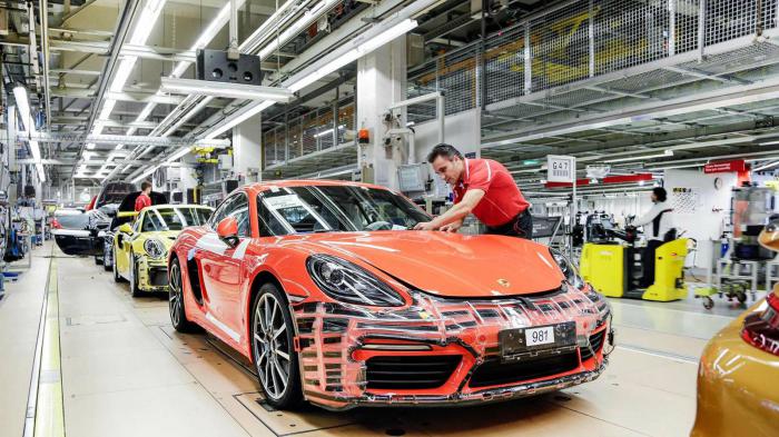 Η Porsche «χρυσώνει» τους υπαλλήλους της  