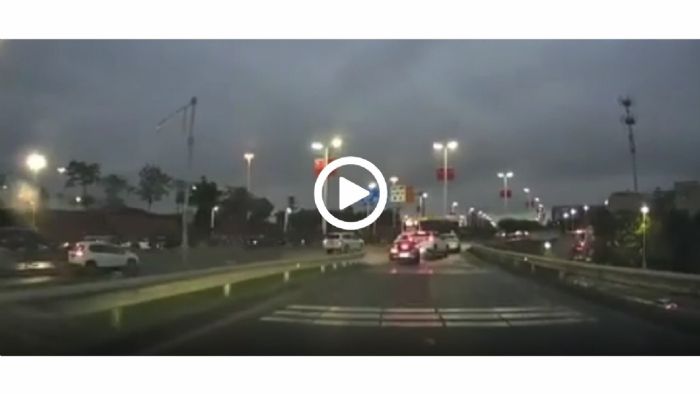 VIDEO: Κάρφωσε την Porsche και... καραμπόλα