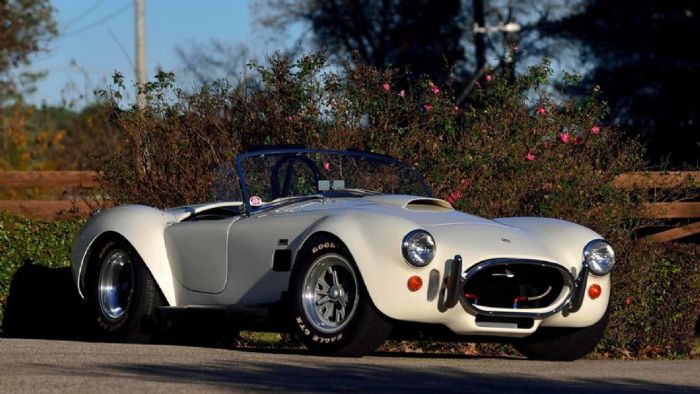 Δύο Shelby Cobra Roadster