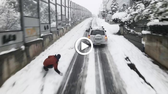 Snowboard στους δρόμους της Αθήνας δεμένος πίσω από Vitara