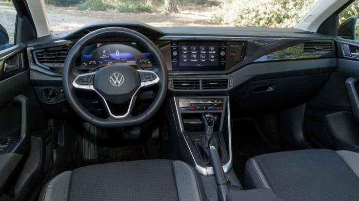 Σημείο αναφοράς για την κατηγορία των μικρών είναι η ποιότητα κατασκευής του VW Polo, που αποκτά 8άρα touchscreen πληρώνοντας 340 ευρώ.