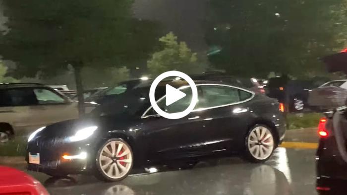 Tesla έρχεται μόνο του από το parking