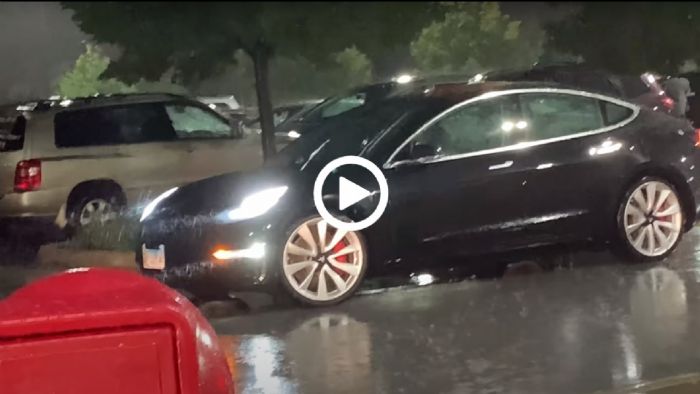 Βρέχει καρεκλοπόδαρα; Καλείς το Tesla και έρχεται να σε σώσει