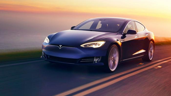 Η πιο πρόσφατη εκδοχή του Tesla Model S, που βλέπετε στις οθόνες σας, μπήκε στις αγορές το 2017.