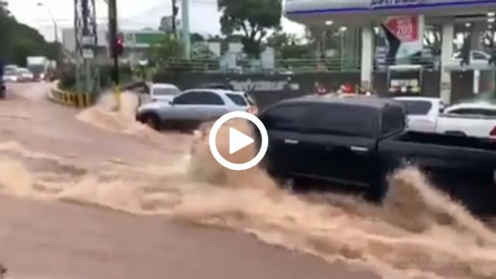 Oι πάντες σταμάτησαν, το Toyota συνέχισε!