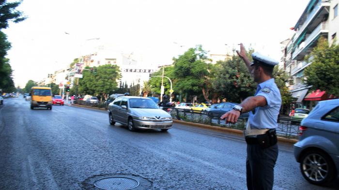 Πολλές παραβάσεις για χρήση κινητού στα Ι.Χ. 