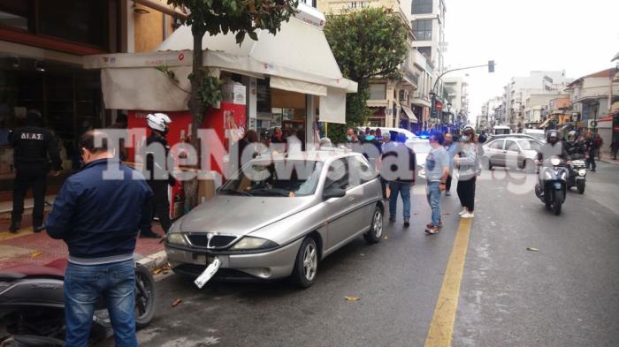 Αυτοκίνητο έπεσε πάνω σε περίπτερο & παρέσυρε μια 50χρονη στο Βόλο